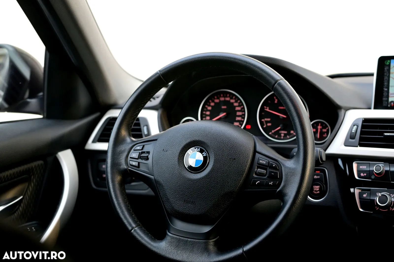 BMW Seria 3 320d Touring xDrive Aut. - 29