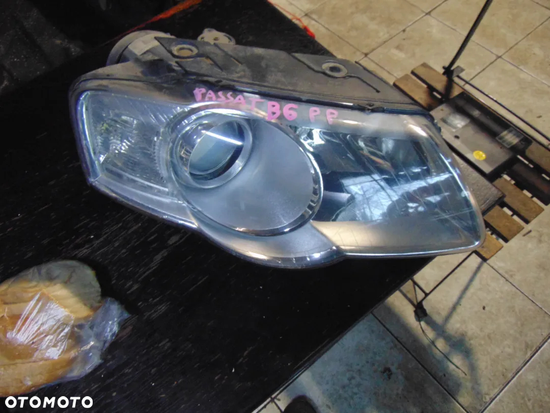 Lampa prawy przód passat b6 - 2