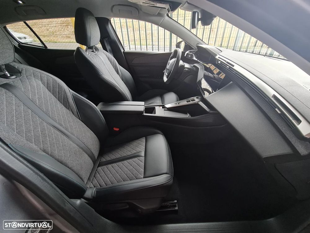 Peugeot 408 1.2 PureTech Allure EAT8 - 11