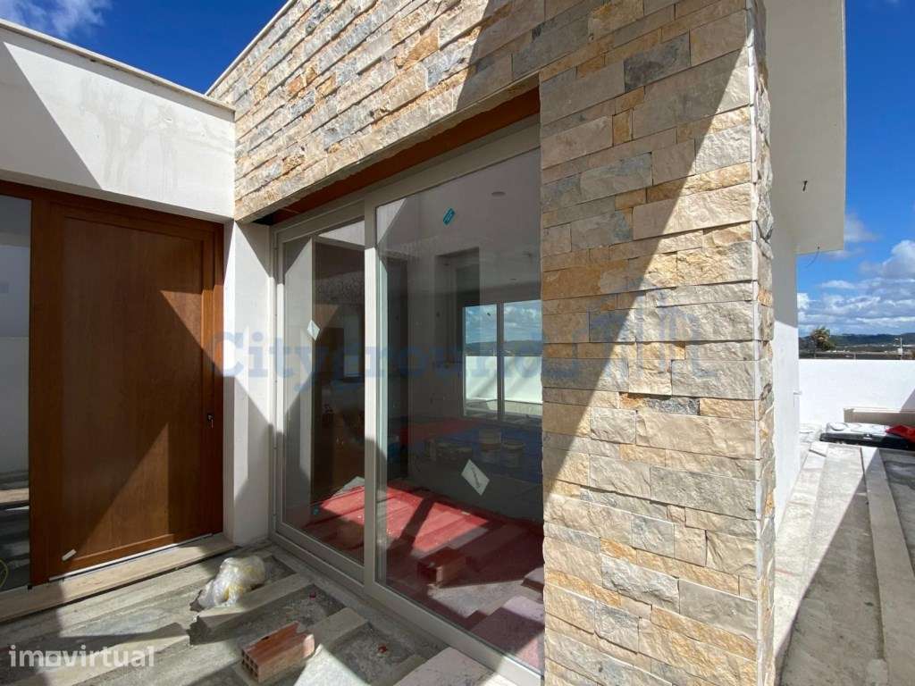 Moradia T2 com garagem e piscina junto à praia - Grande imagem: 3/25
