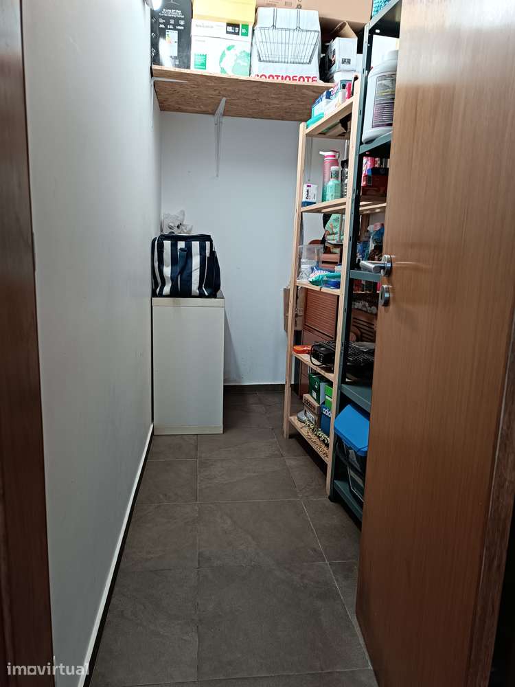 Moradia T3+1 com garagem e rooftop em Freiria - Grande imagem: 3/32