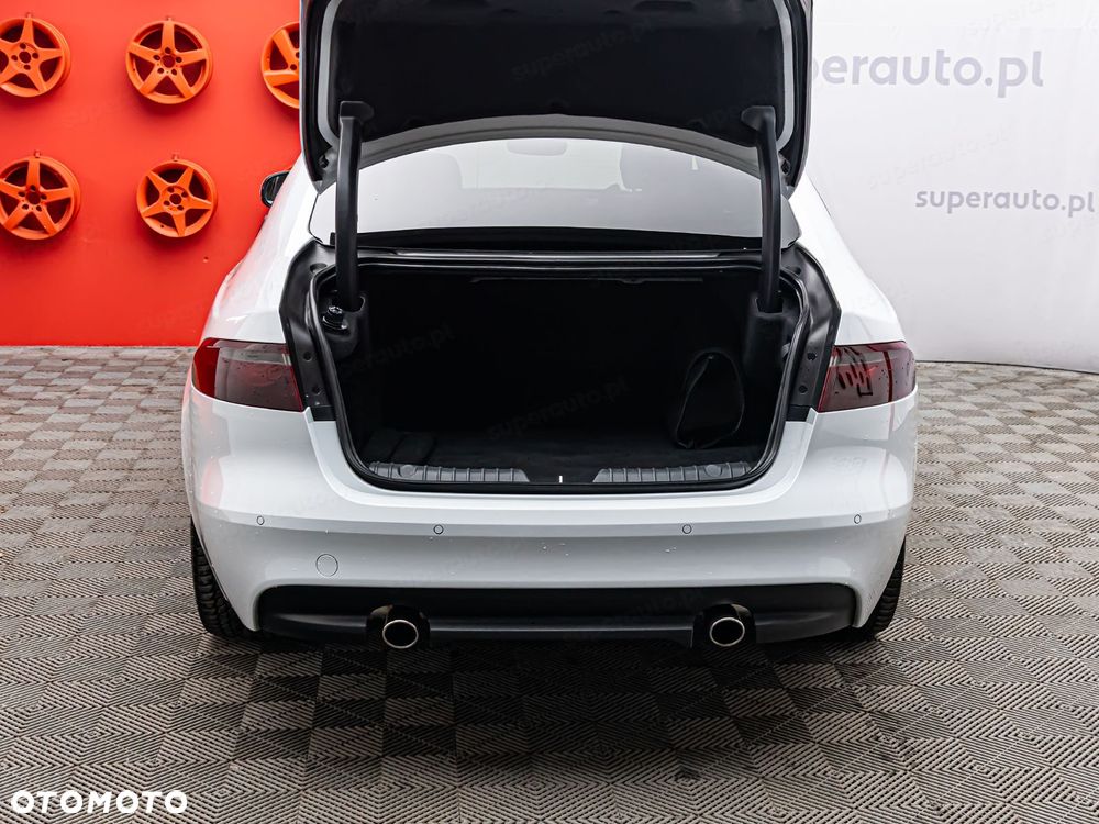 Jaguar XF 2.0 i4D AWD R-Sport - 33