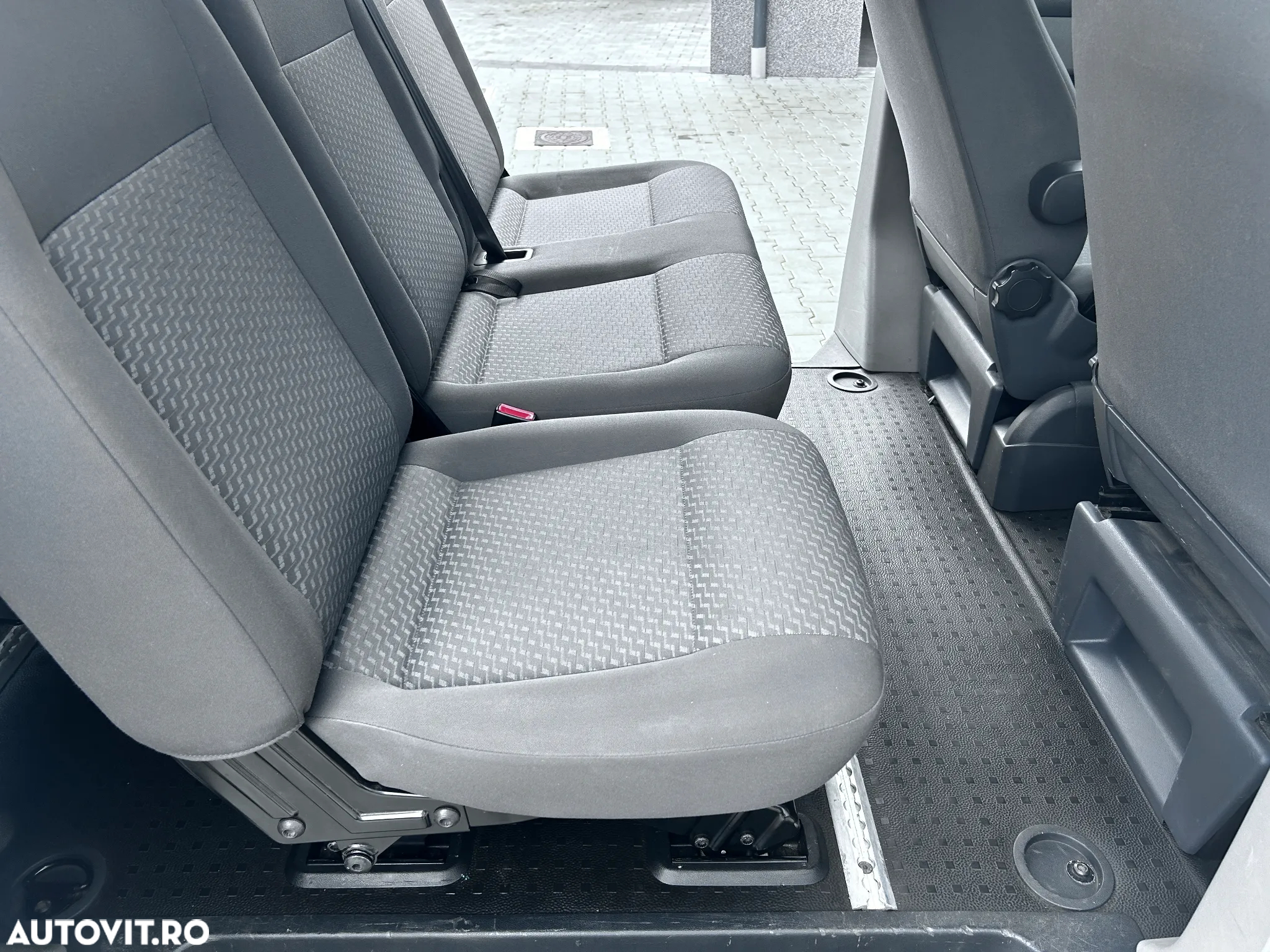 Volkswagen Caravelle - 8