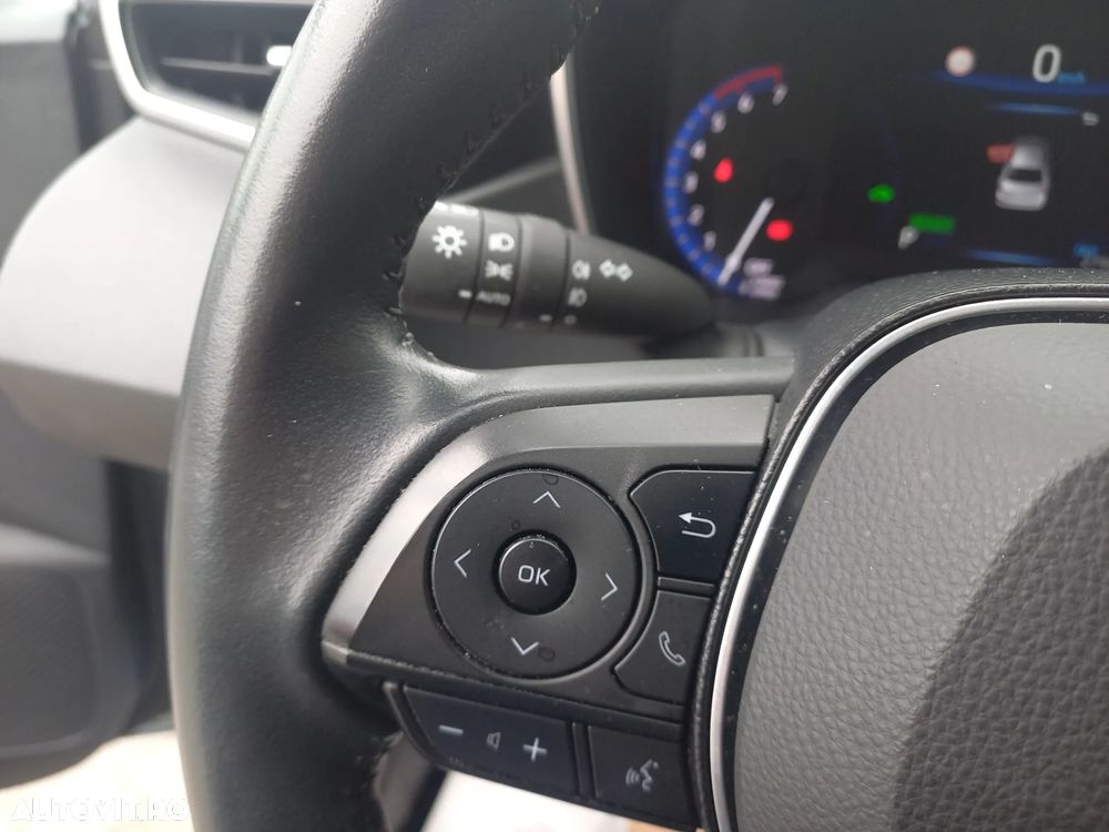 Toyota Corolla 1.8 HSD Business - 18