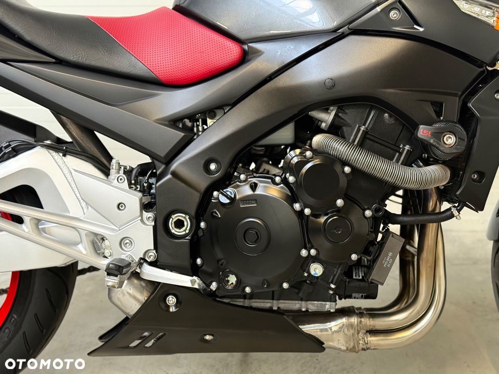 Suzuki GSR - 13