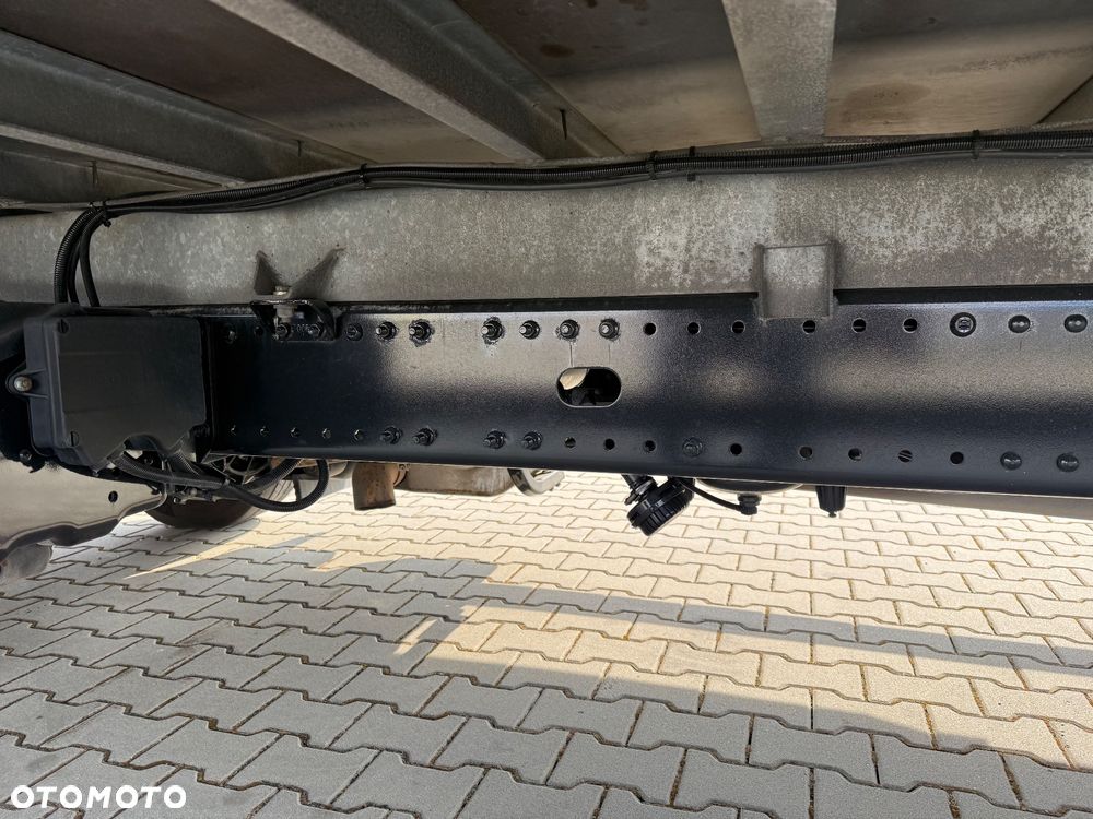 MAN TGL 12.220 / KONTENER + WINDA / 117 000 KM / ROLETA / TYŁ PODUSZKA / Z FRANCJI / STAN BDB / / / - 12