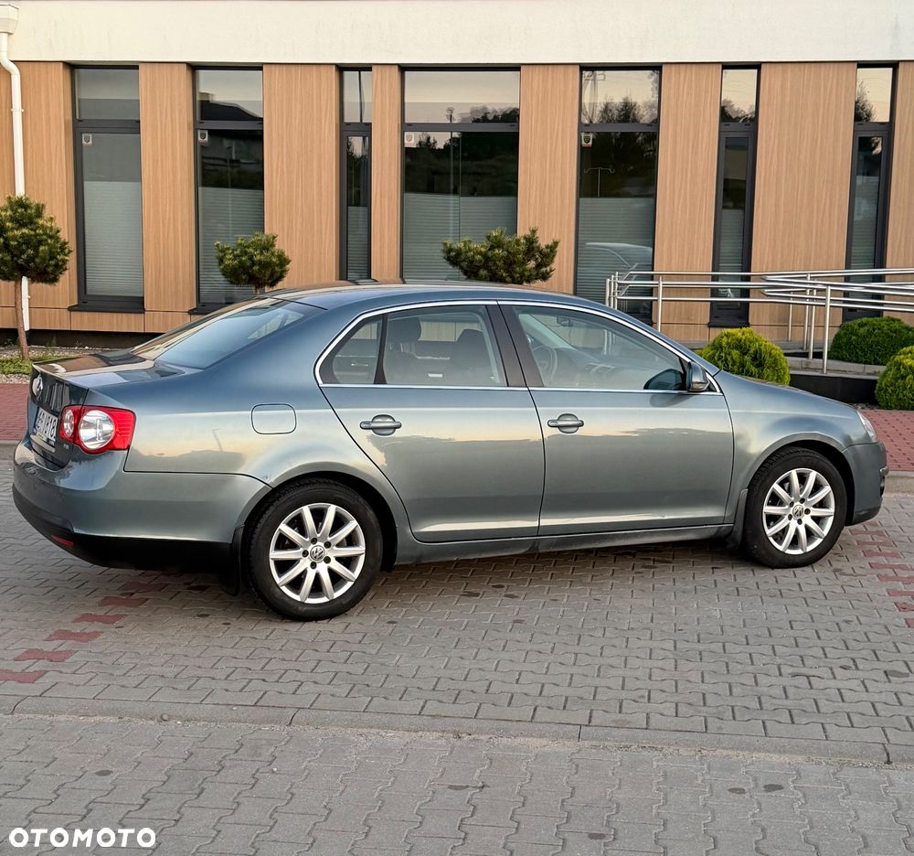 Volkswagen Jetta 1.6 FSI Comfortline - 5
