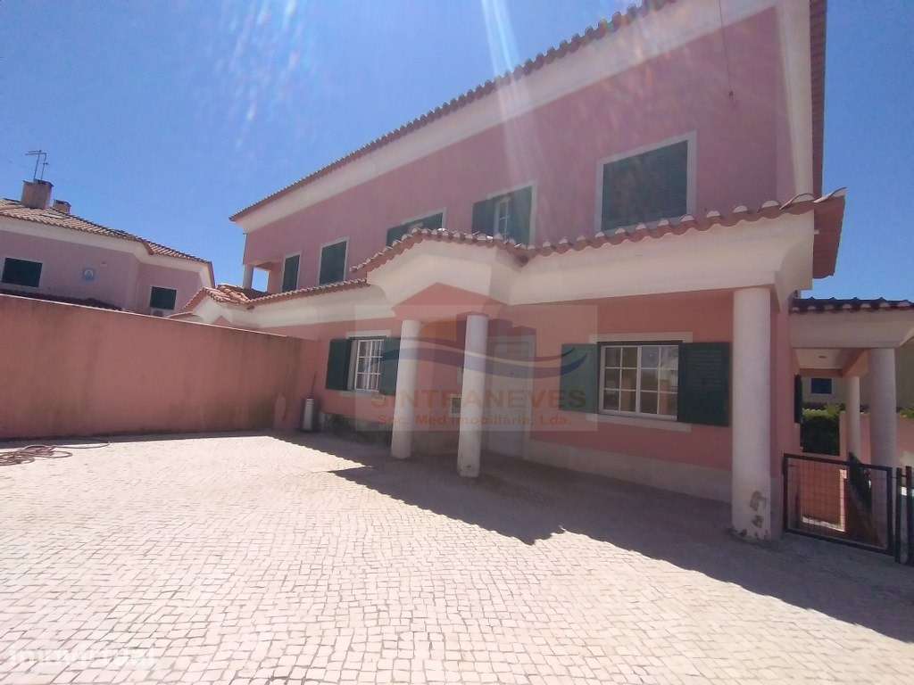 Moradia com 8 divisões assoalhadas com logradouro amplo e espaço pa... - View 2