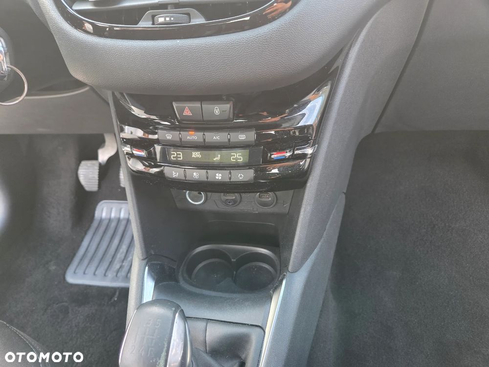 Peugeot 208 - 21