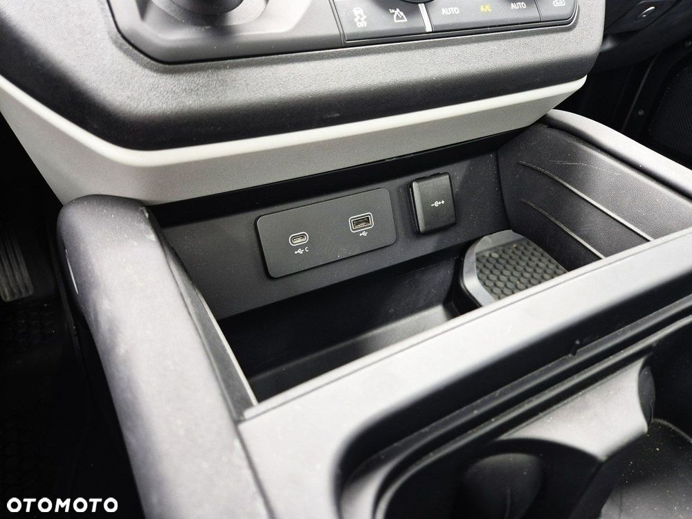 Land Rover Defender - 33