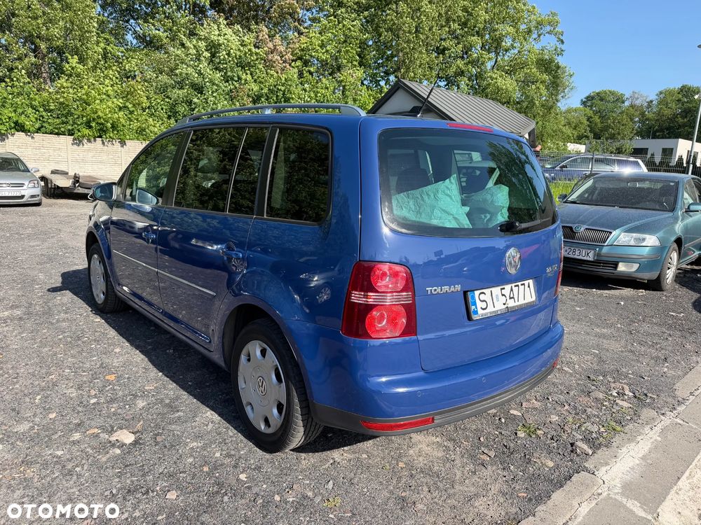 Volkswagen Touran 2.0 TDI DPF BlueMotion Technology DSG STYLE - 3