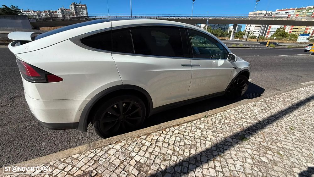 Tesla Model X - 17