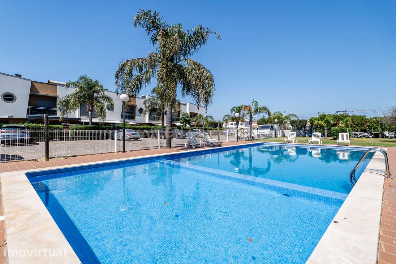 Moradia T3, com piscina, inserida num Condomínio Familiar – Ferreiras, - Grande imagem: 2/30