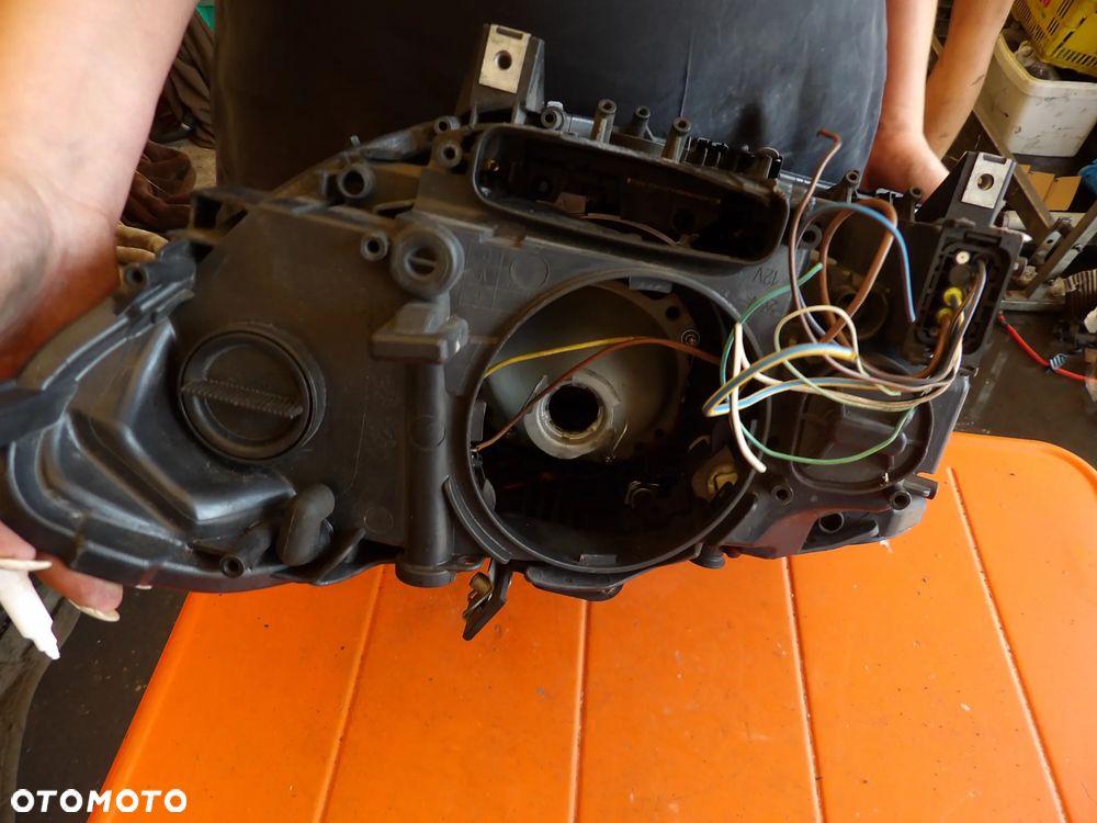 BMW - F10 - H7 - PĘKNIĘTE SZKŁO I OBUDOWA - PRAWA LAMPA PRZEDNIA - UK - 7203242 - 7