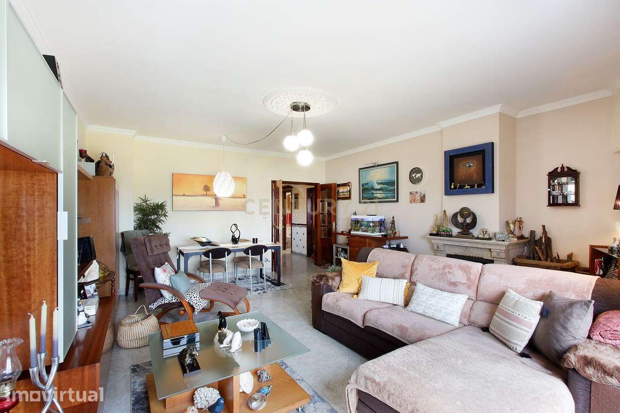 Elegante T2 Semi Renovado na Tapada das Mercês | Áreas Generosas, Conf - Grande imagem: 3/25