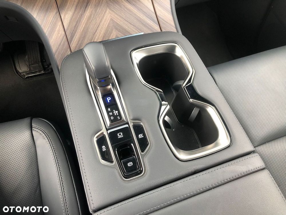Lexus LM - 28