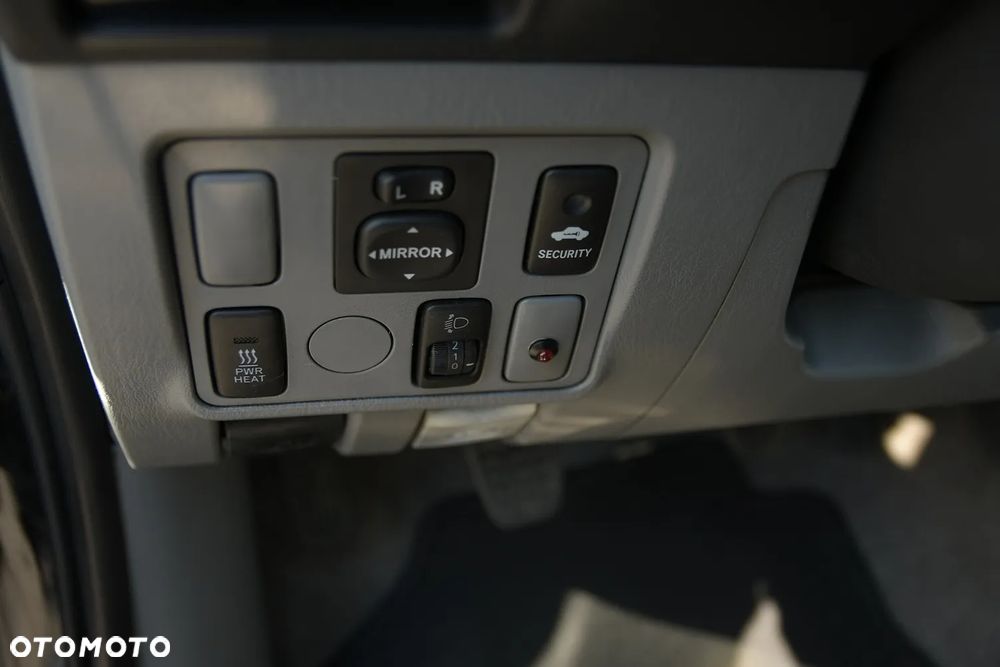 Toyota Hilux 2.5 D-4D SR5 Pakiet Plus - 30