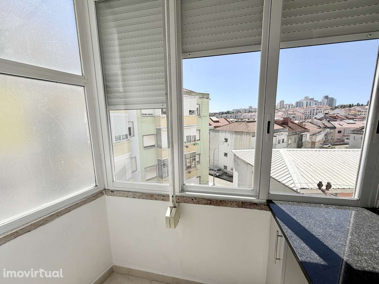 T2 remodelado na Damaia com varanda fechada e vista desafogada - Grande imagem: 5/22