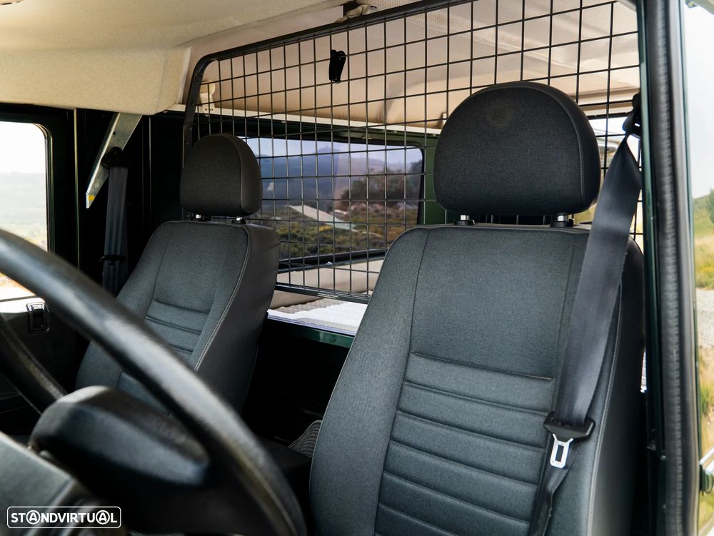 Land Rover Defender - 24