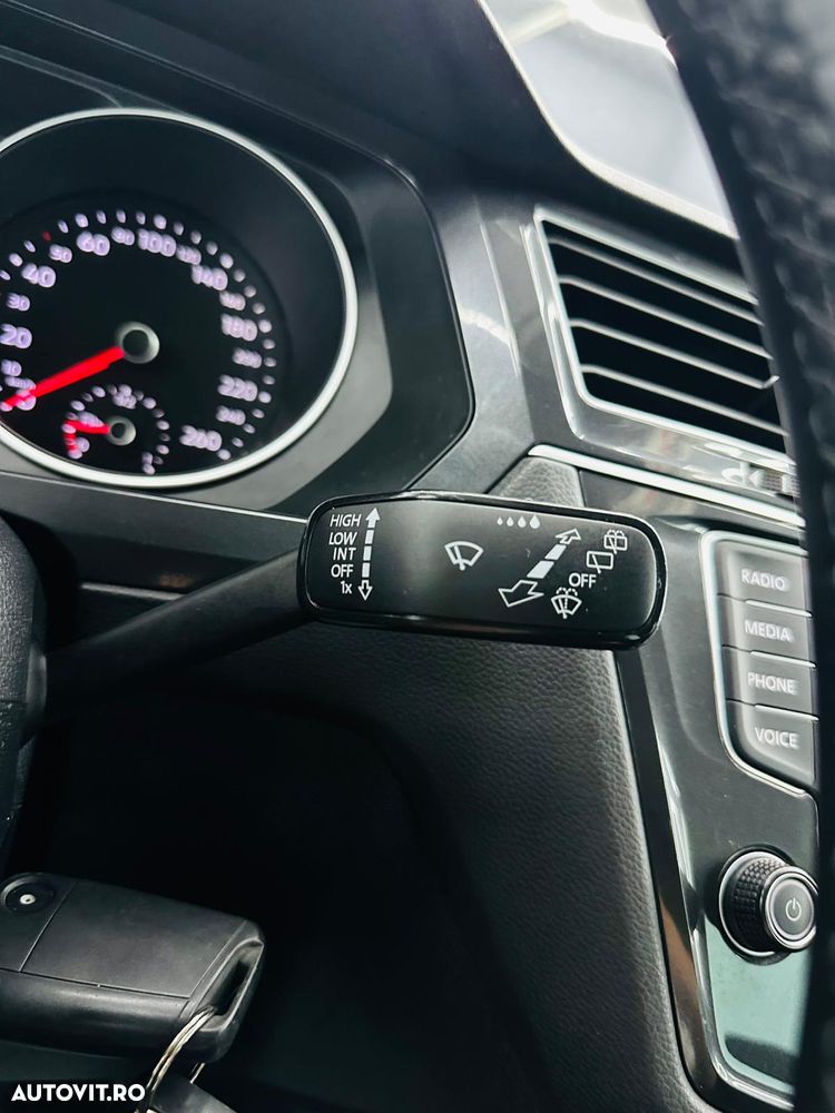 Volkswagen Tiguan - 32