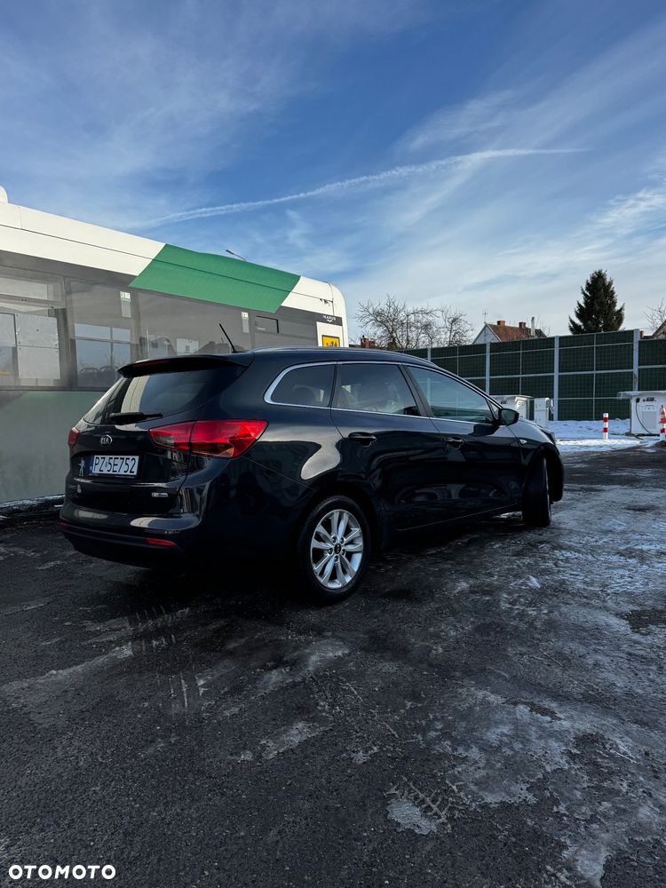 Kia Ceed 1.6 CRDi 136 ISG Dream Team Edition - 4