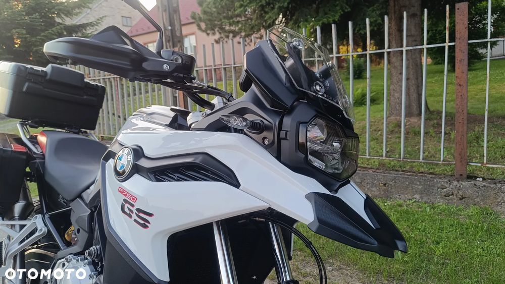 BMW F - 12