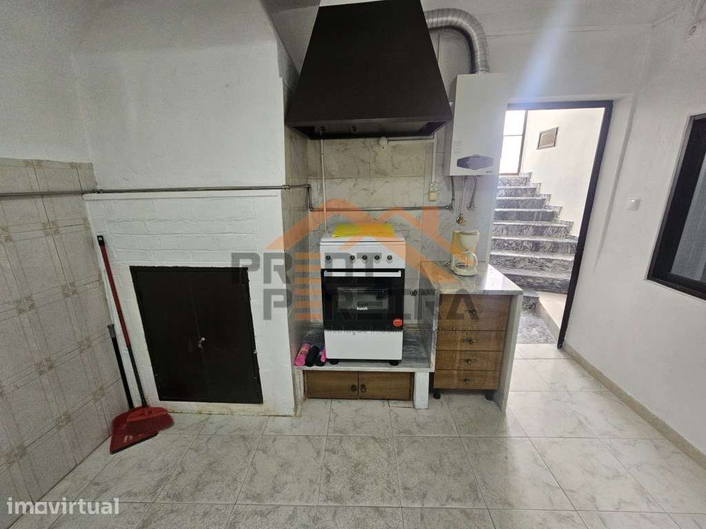 Situada no Bombarral, moradia T3+1 com garagem e logradouro de 286 m2. - Grande imagem: 5/46