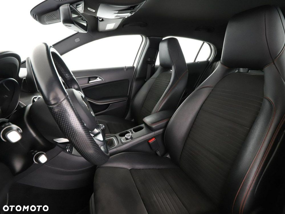 Mercedes-Benz GLA 180 AMG Line - 14