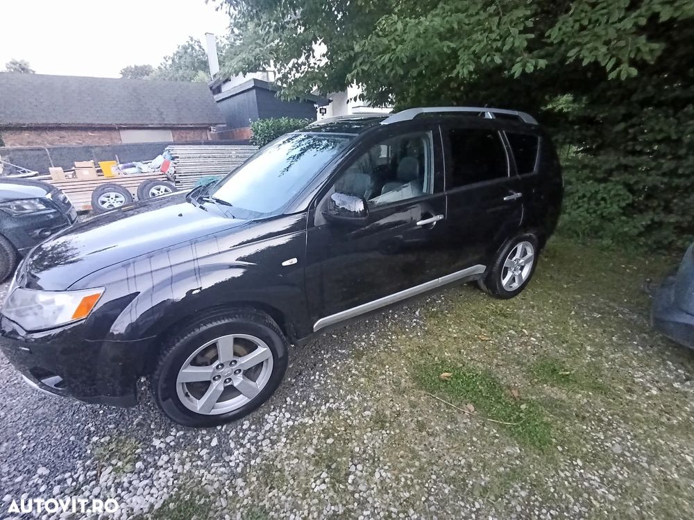 Mitsubishi Outlander - 2