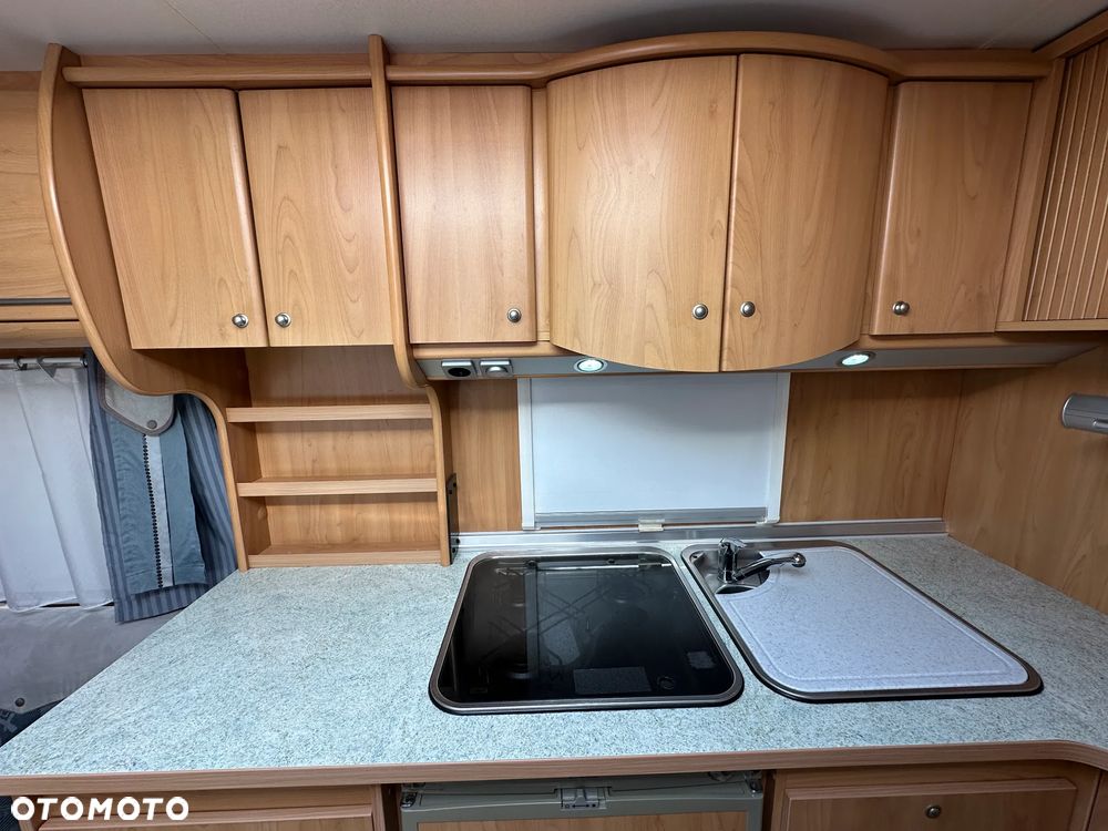 Burstner 720 TK VENTANA z napędem i łóżkami piętrowymi - 8 os. - 18