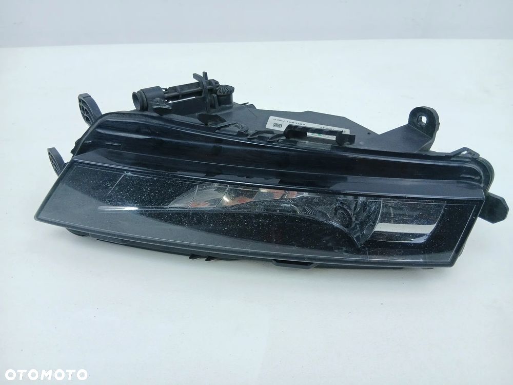 Halogen prawy SKODA OCTAVIA III FL LIFT 5e0941700F - 5