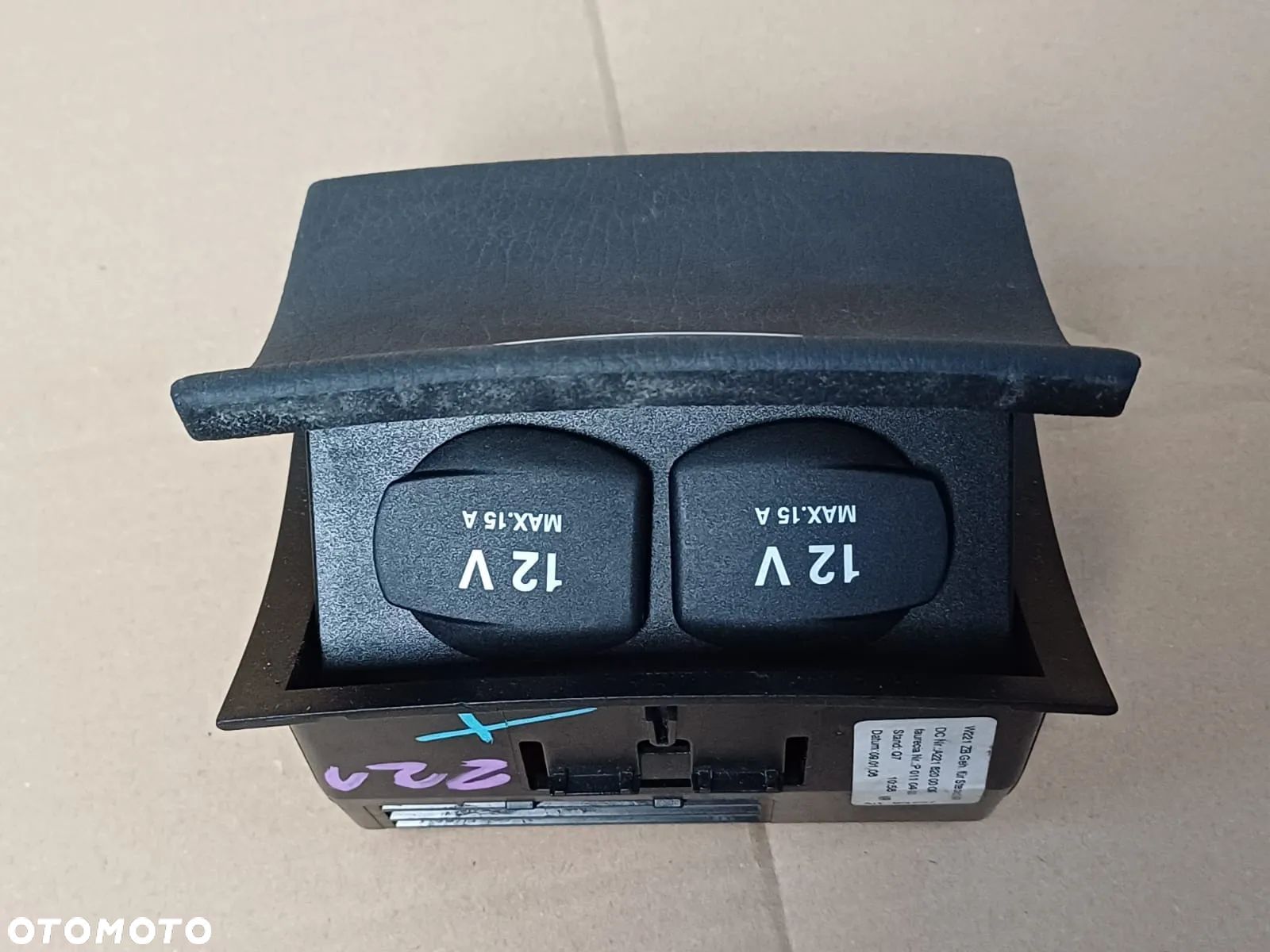 MERCEDES W211 Gniazdo zapalniczki tunelu tylnego W2218200009 - 1