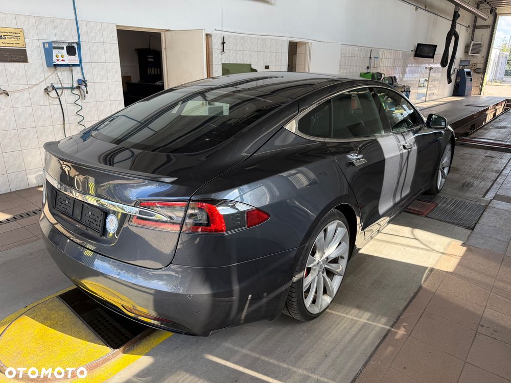 Tesla Model S - 3