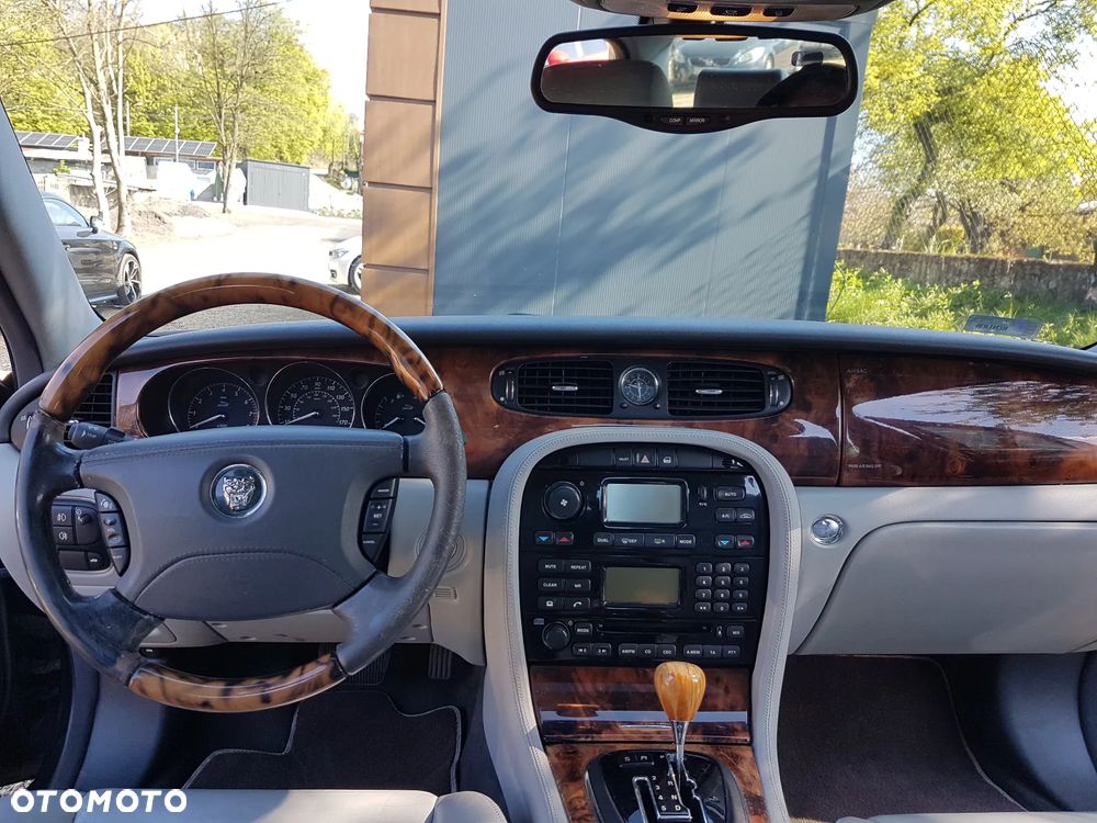 Jaguar XJ - 19