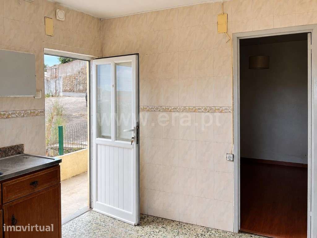 Apartamento T1+1 para reabilitação total no Sobral - Grande imagem: 4/9