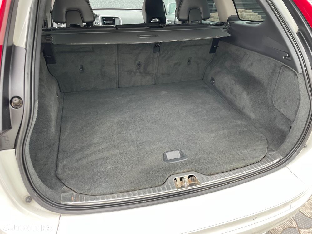 Volvo XC 60 D5 AWD Aut. Momentum - 9