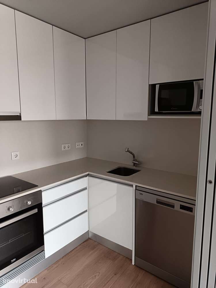 T1 Luminoso na Rua de Cedofeita - Grande imagem: 5/13