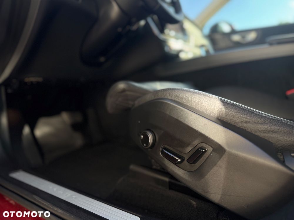 Volvo XC 60 B4 D Plus Dark - 20
