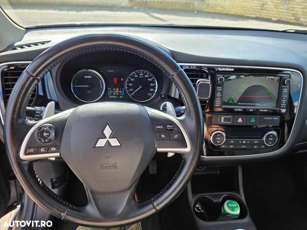 Mitsubishi Outlander 2.0 4WD Plug-In Hybrid Top - 17