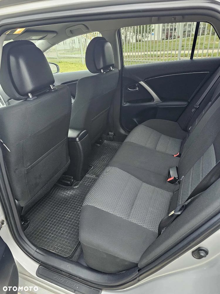 Toyota Avensis Combi 1.6 Comfort - 9
