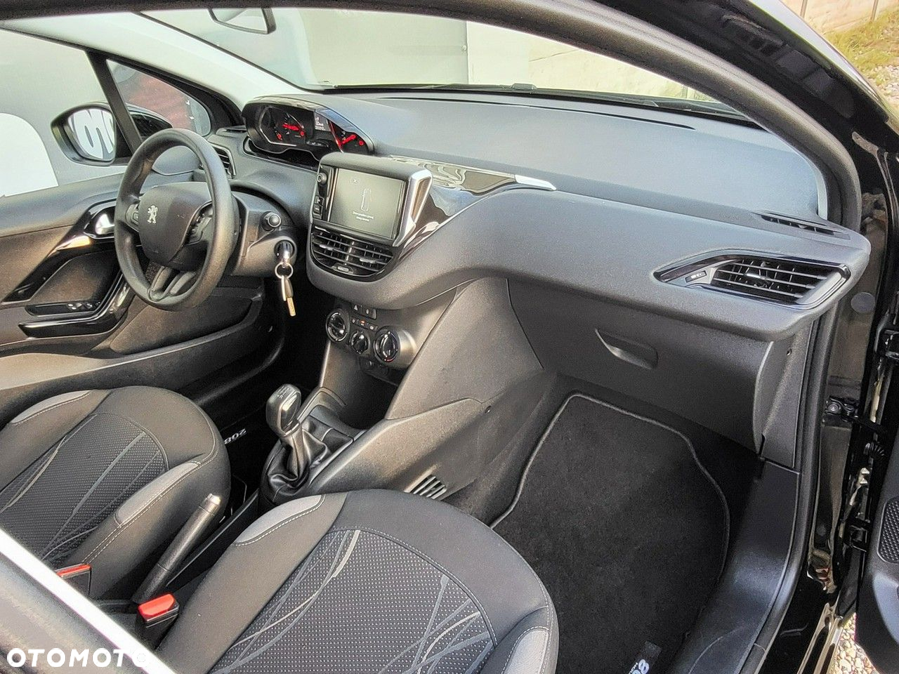 Peugeot 208 - 17