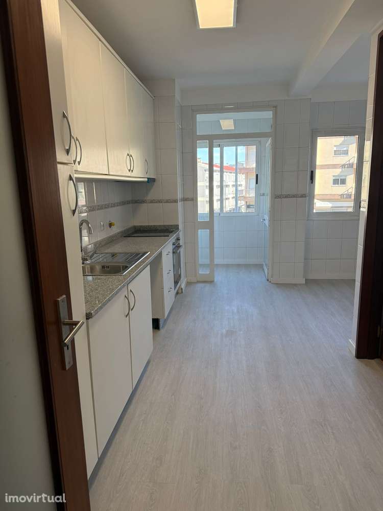 T3 Remodelado com Boas Áreas, 3 WC e 2 Lugares Garagem – Águas Santas - Grande imagem: 4/22