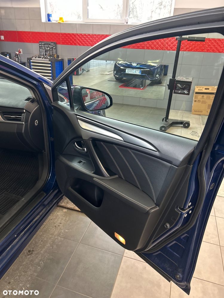 Toyota Avensis 2.0 D-4D Premium - 24