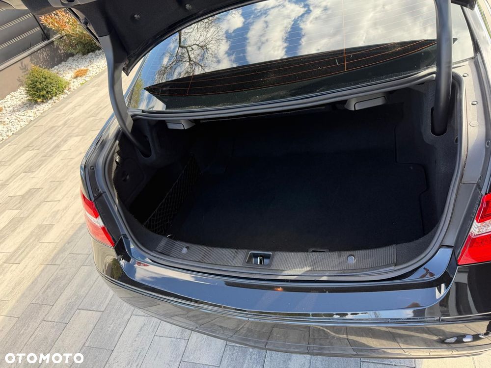 Mercedes-Benz Klasa E 200 CGI BlueEFFICIENCY Automatik Avantgarde - 27