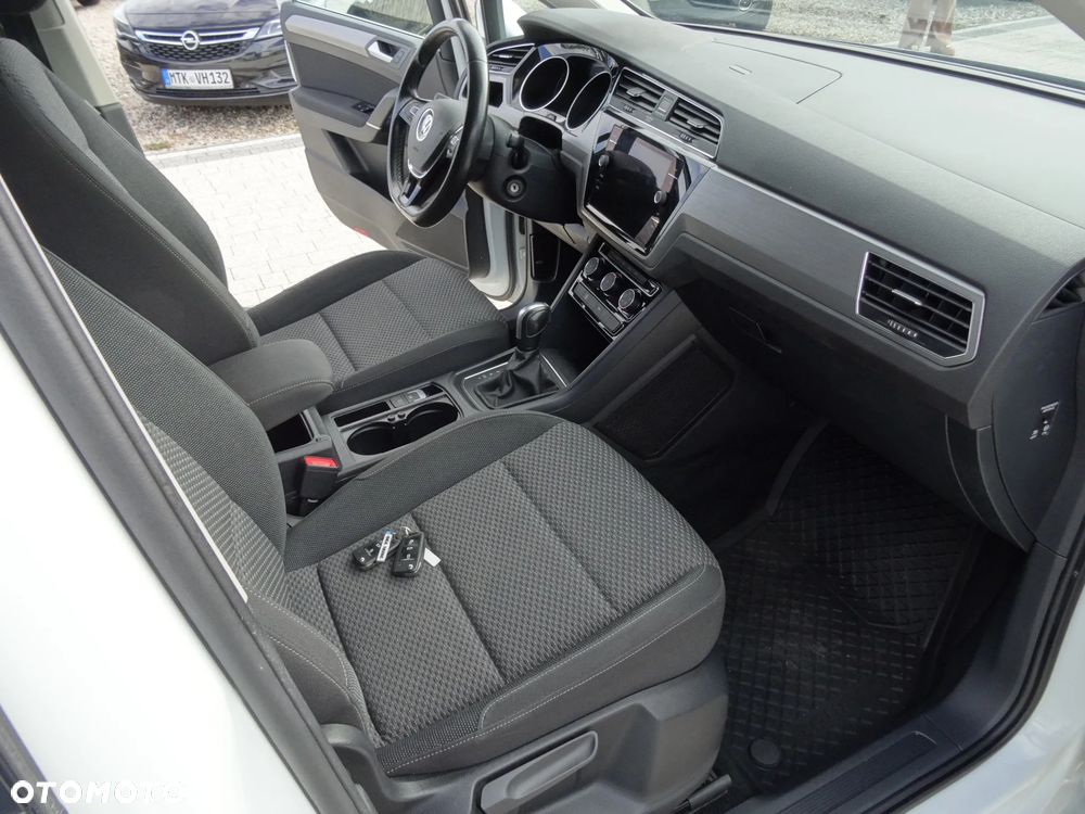 Volkswagen Touran - 12