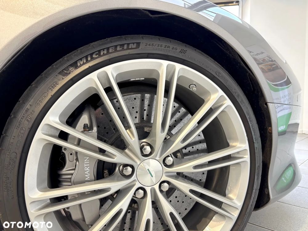 Aston Martin DB9 - 14