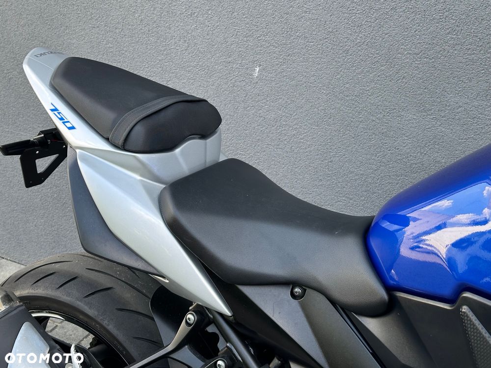 Suzuki GSR - 12