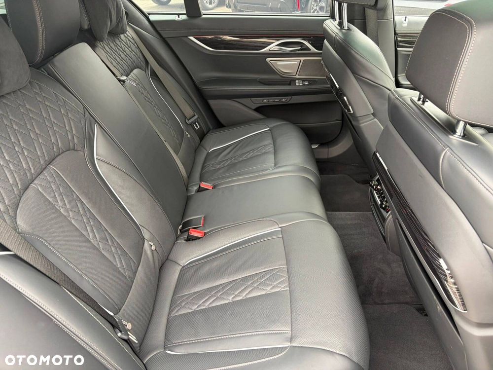 BMW Seria 7 750i xDrive sport - 16