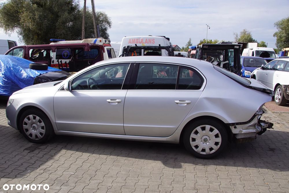Auto na części - Skoda Superb II 2.0 TDI 140 KM BMP KXX LA7W 2009R Silnik Skrzynia Drzwi Błotnik Zderzak Lampa Lusterko Klamka Szyba Deska Kokpit Sterownik Moduł Czujnik Licznik Panel Kierownica - 3