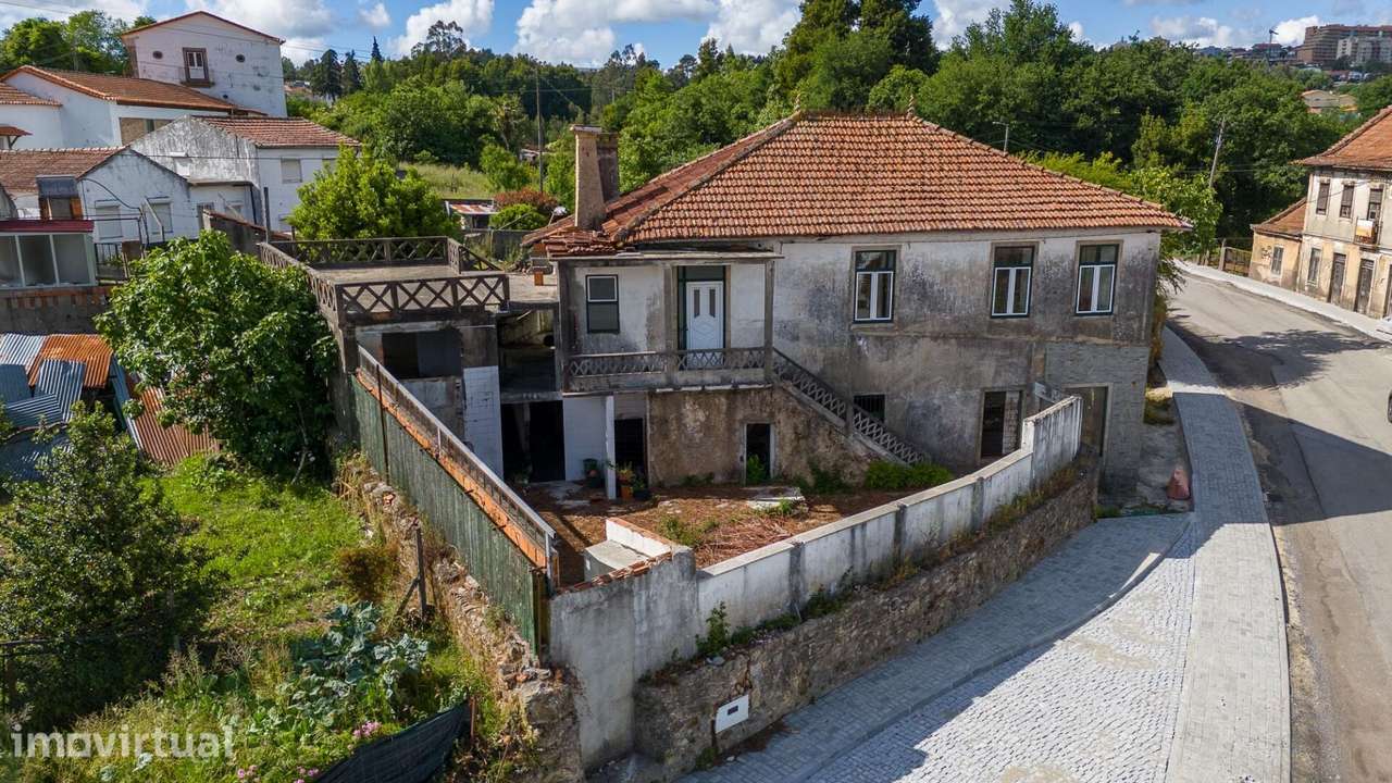 Onde os Sonhos Ganham Forma – Moradia para Restaurar em Oliveira de Az - Grande imagem: 2/60